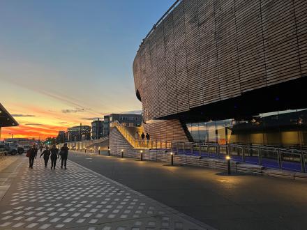 image of seattle aquarium at sunset